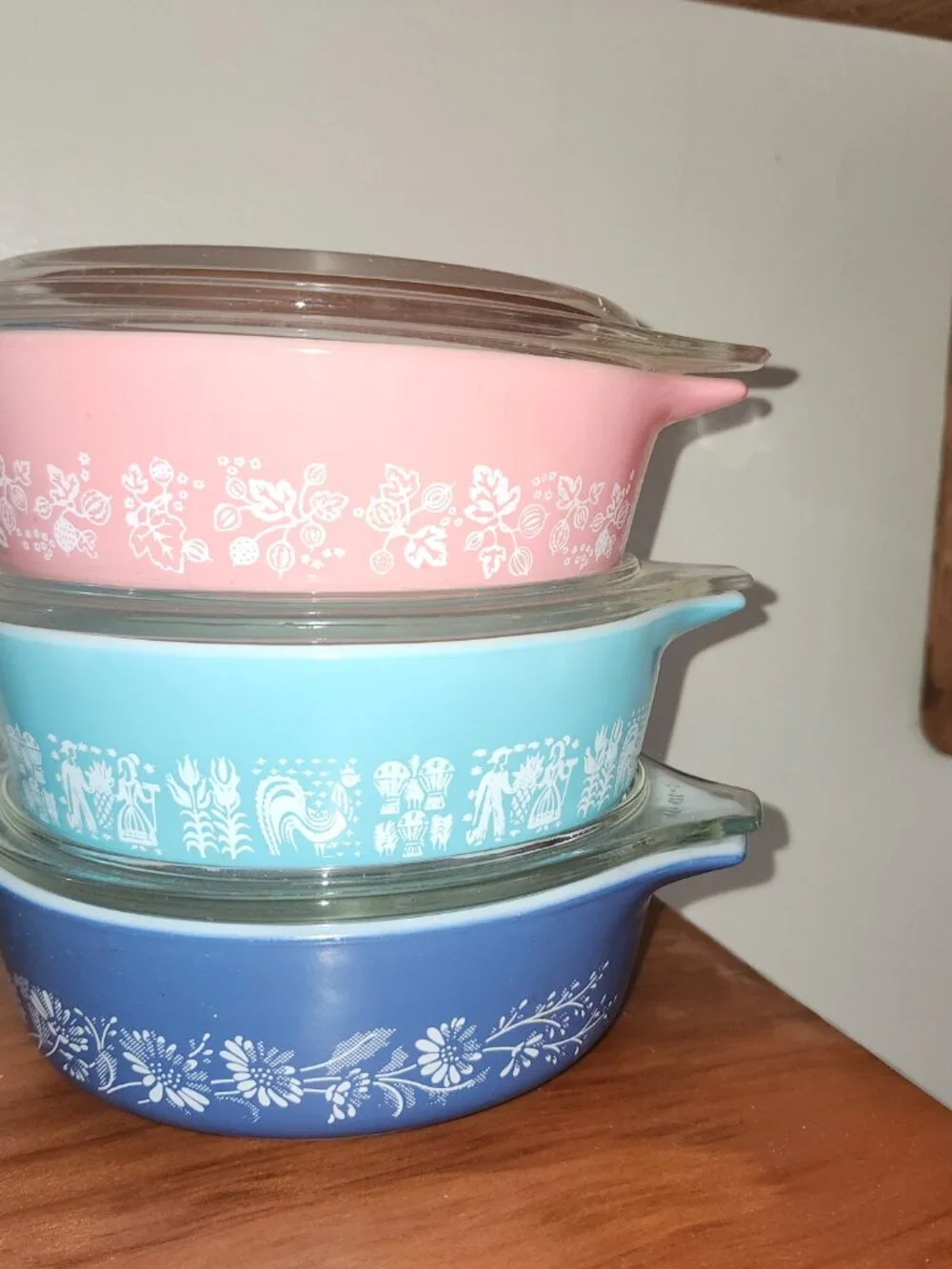 Pyrex casseroles, lots of Pyrex